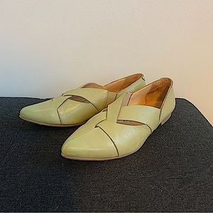 Bueno India flat moss green sz 39